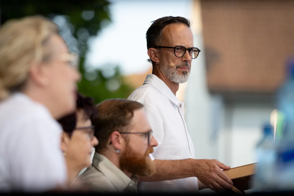 Gemeindepräsident Andreas Bühler mit Mikrofon. 
